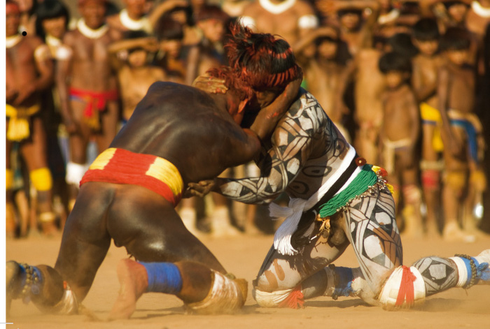 Homens kalapalo lutam Ikindene durante a cerimônia do Kwarup - Foto: Haroldo Palo Junior (2006) 