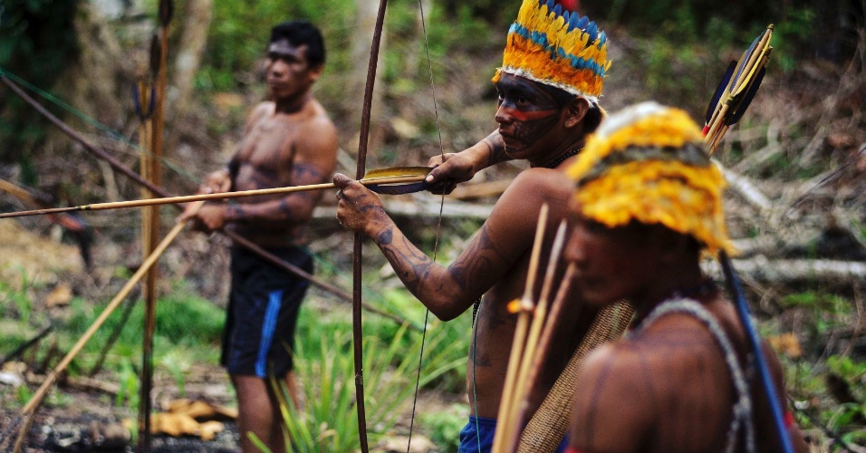 17fev2014---indios-guerreiros-da-tribo-munduruku-se-preparando-para-a-abordagem-a-uma-mina-de-ouro-ilegal-na-amazonia-1392679591455_956x500